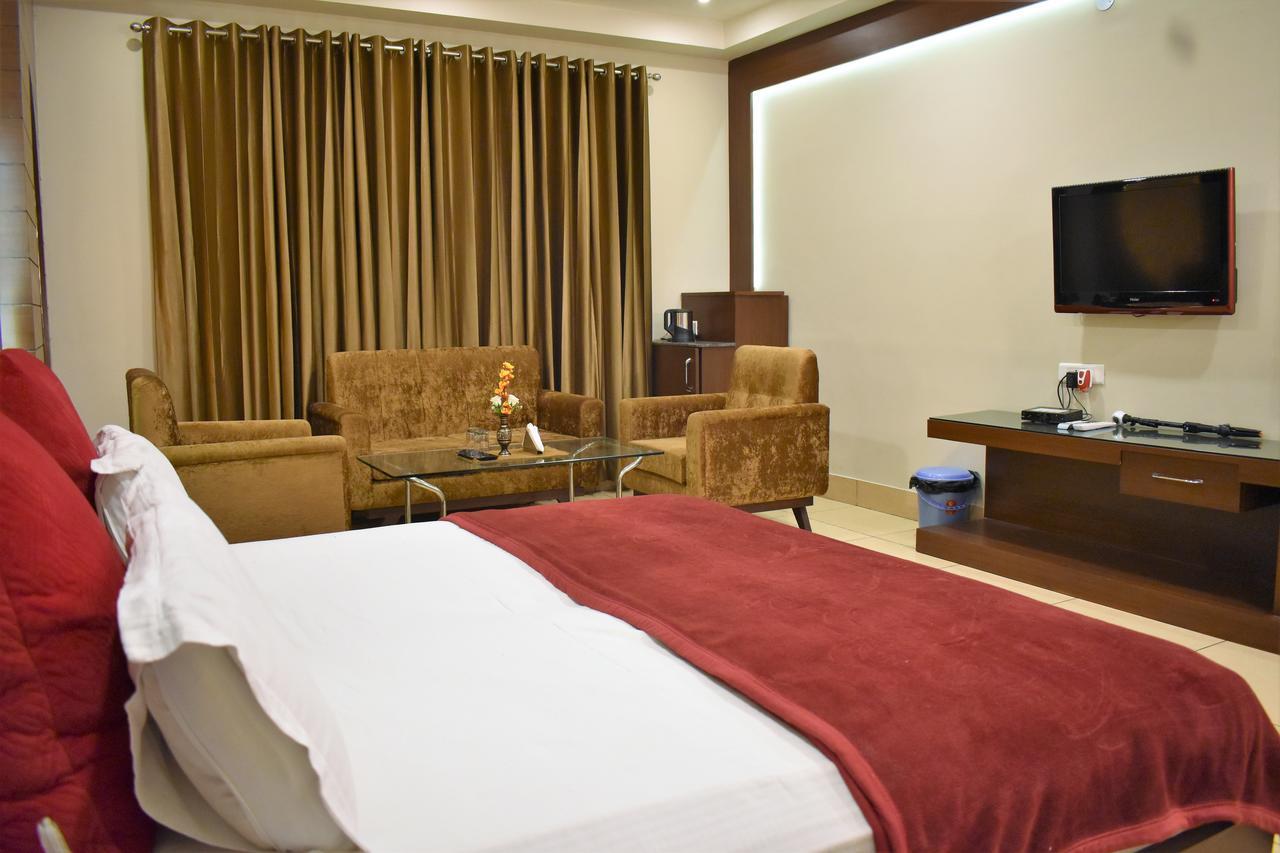 Hotel Ashish Continental Phagwāra 외부 사진